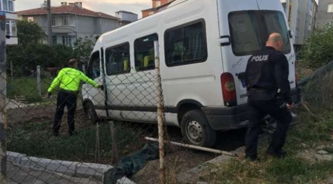 Servis aracı evin bahçesine düştü
