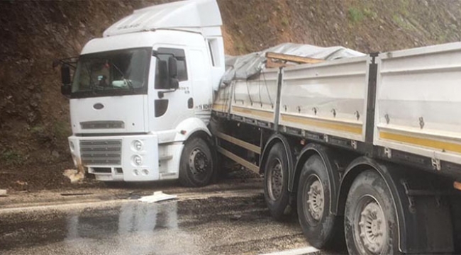 TIR ters yöne dönerek yolu kapattı