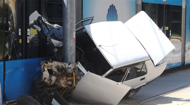 Tramvay ile otomobil çarpıştı