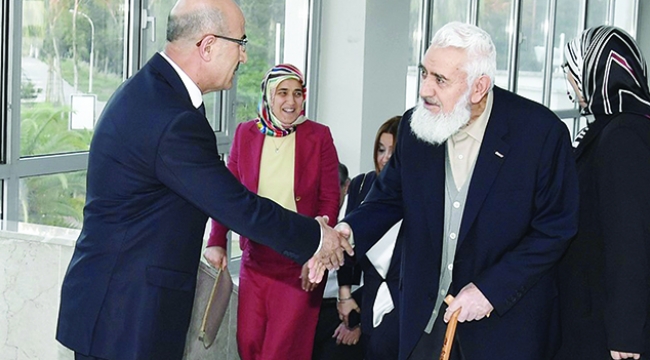 Vali Demirtaş ekmeğini İlahiyatçılarla paylaştı