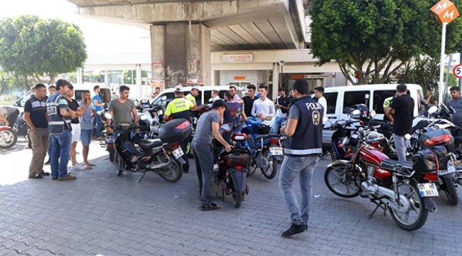 Adana'da motosikletlere ceza yağdı