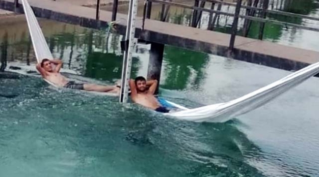 Adana sıcağından bunalan gençlerin yaratıcı serinleme yöntemi