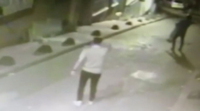 Annesini korumaya çalışan genç üvey babası tarafından bıçaklandı