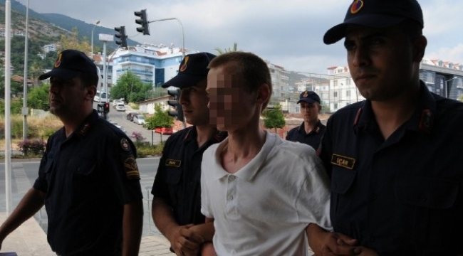Babasını başını duvara vurarak öldürdü