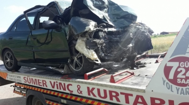 Feci kaza: İki otomobil çarpıştı; 2 ölü, 3 yaralı