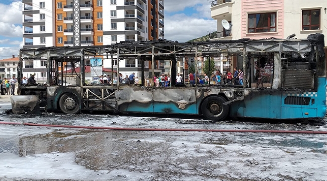 Halk otobüsü seyir halinde alev aldı