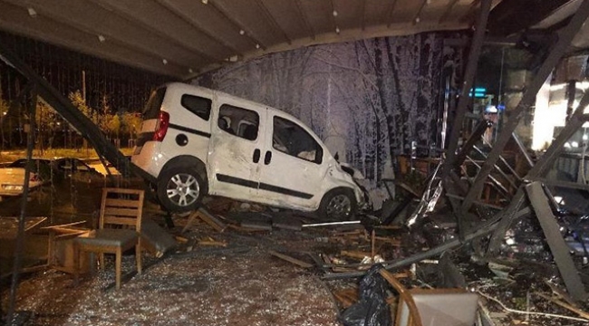 Kadın sürücü otomobiliyle kafeye girdi