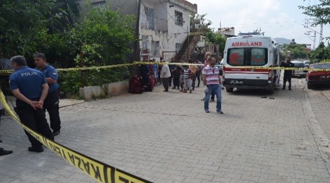 Kız kardeşinin boğazını kesti