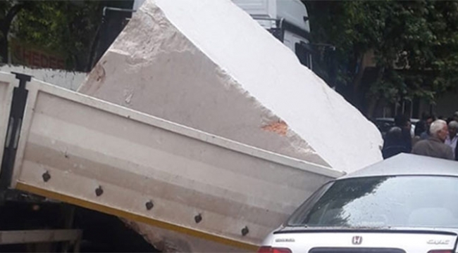 Mermer blok otomobilin üzerine düştü