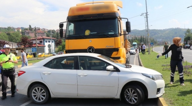 Otomobil Tır önünde metrelerce sürüklendi