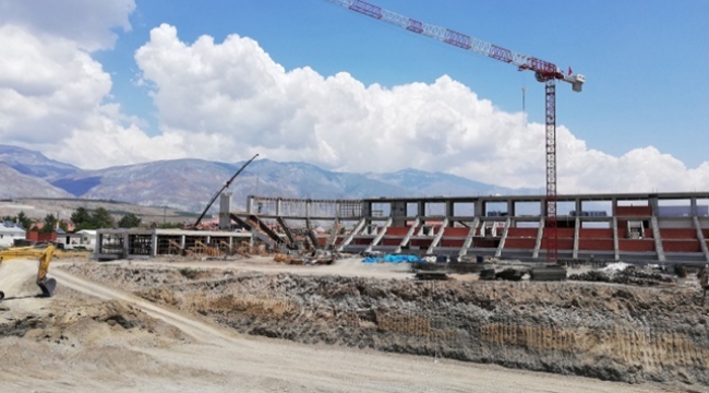 Stadyum inşaatında çalışan işçi 4 metreden yere düştü