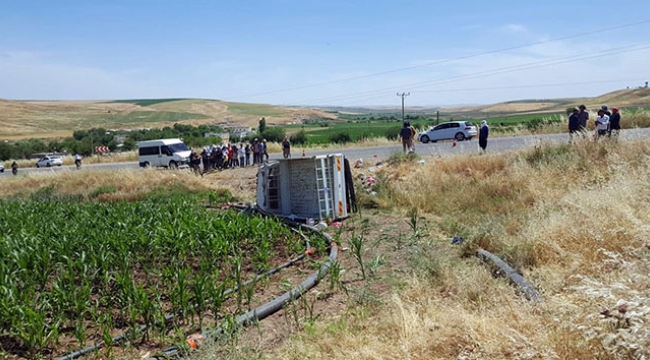 Tarım işçilerini taşıyan kamyonet devrildi