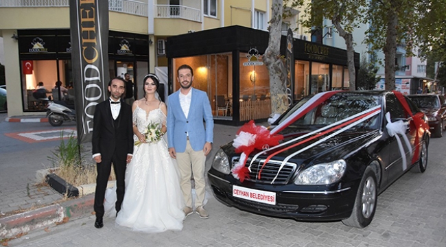 Başkanın makam aracı gelin arabası, kendisi de şoför oldu