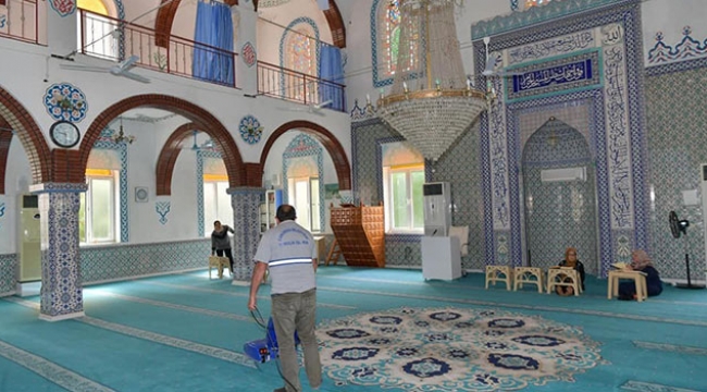 Çukurova Belediyesi ibadethaneleri temizliyor