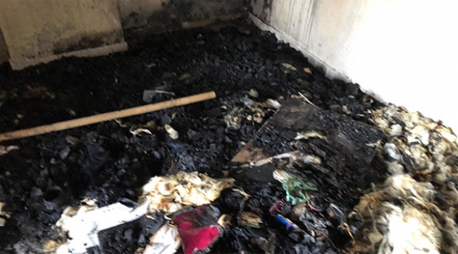 Elektrik kontağından çıkan yangın bir evi kül etti