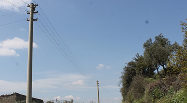 Evinin inşaatı için elektrik direklerini çaldı