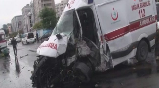 Hasta taşıyan ambulans kaza yaptı yaralılar var