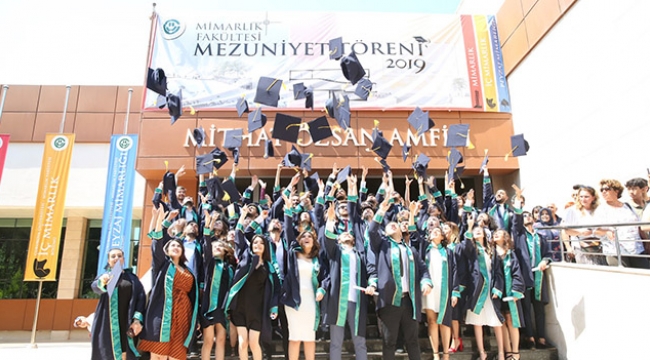 İlk mezunlarını uğurladılar