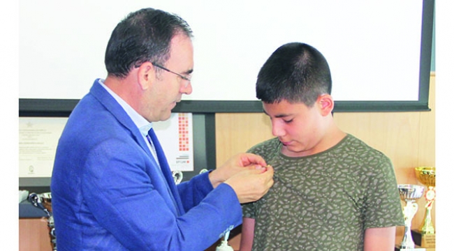 Kaymakam Sarı’dan Gündoğdululara ödül