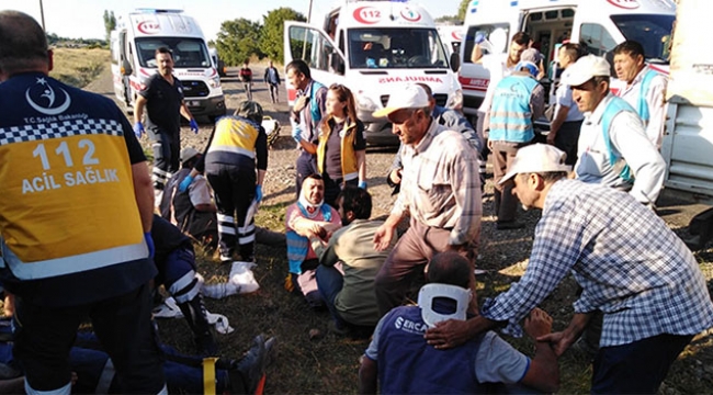 Minibüs ile kamyonet çarpıştı 11 yaralı