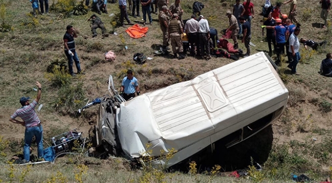 Minibüs takla attı: 10 ölü, 25 yaralı