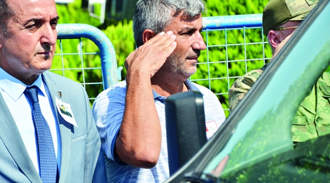 Oğlunu asker selamıyla uğurladı