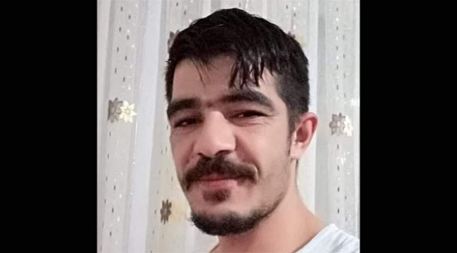Önce gitar çalıp şarkı söyledi sonra kendini astı
