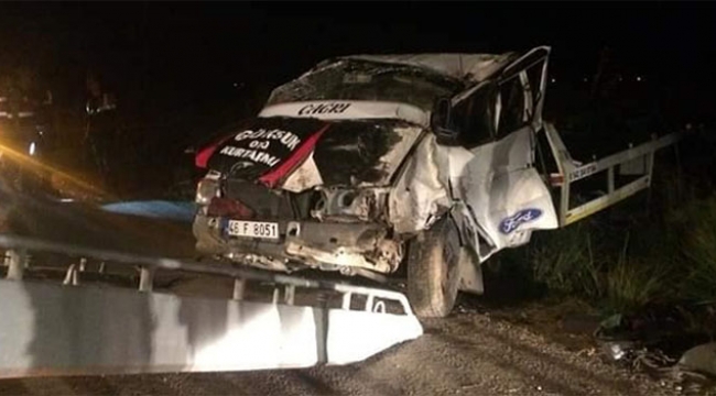 Otomobil taşıyan çekici şarampole devrildi : 1 ölü, 2 yaralı