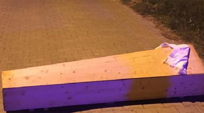 Sokak ortasına bırakılan tabut polisi harekete geçirdi