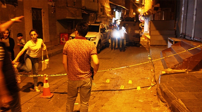 Sokak ortasında uzun namlulu silahlarla kavga