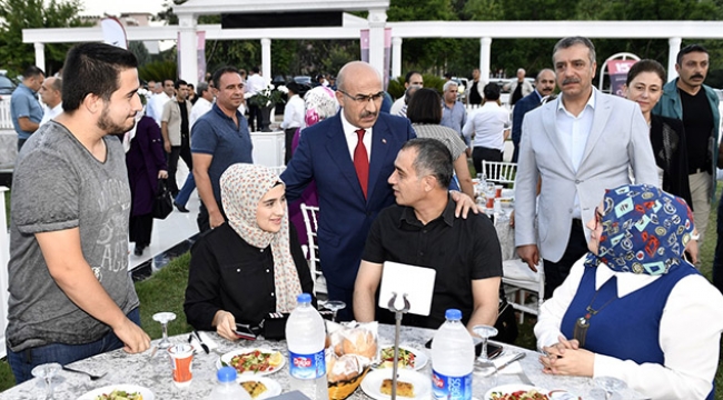 Vali Demirtaş, şehit ve gazi aileleri ile omuz omuza