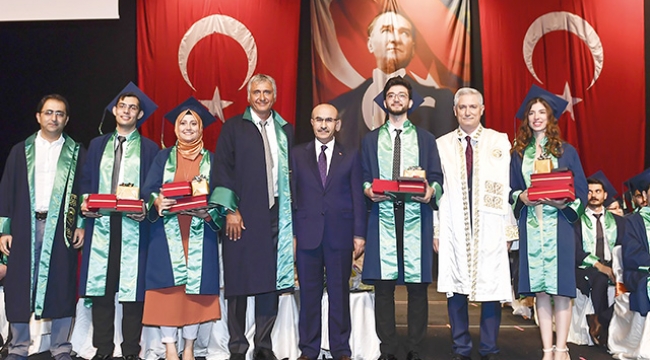 Vali Demirtaş'tan yeni mezun tıp öğrencilerine öğütler 'Diplomanızı insanlığın menfati doğrultusunda kullanın'