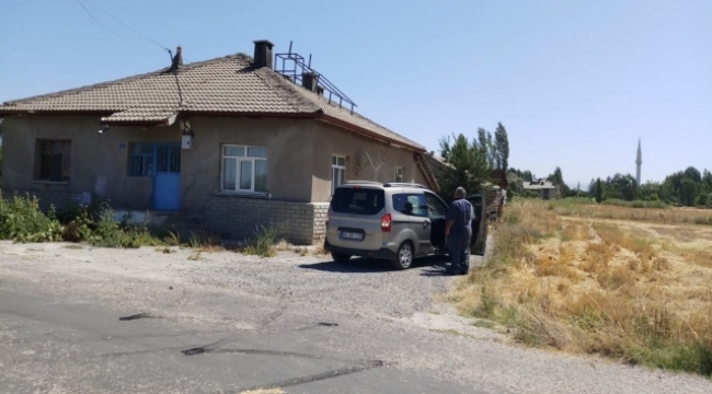 Yılanı vurmak isterken hamile eşini öldürdü