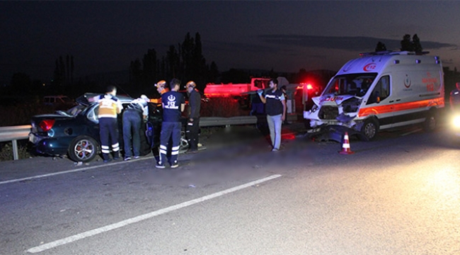Ambulans ile iki otomobil çarpıştı: 2 ölü, 5 yaralı