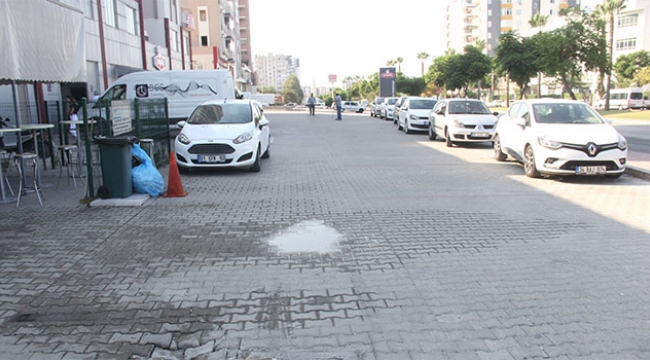 Aracının plakasını "evleniyoruz" yazısıyla kapatıp ateş açtı