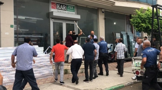 Esnaf park meselesi yüzünden sopalarla birbirine girdi