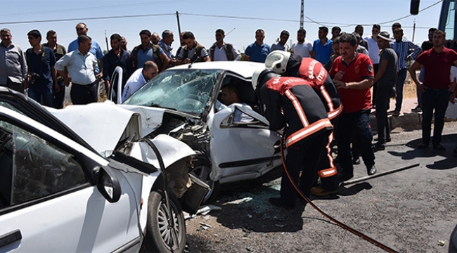 İki araç kafa kafaya çarpıştı