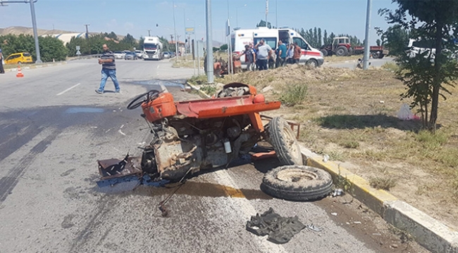 Lüks otomobille çarpışan traktör bu hale geldi