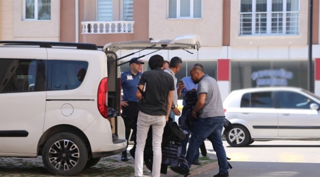 Pencereden sarkıttığı çarşafa tutunarak polisten kaçtı