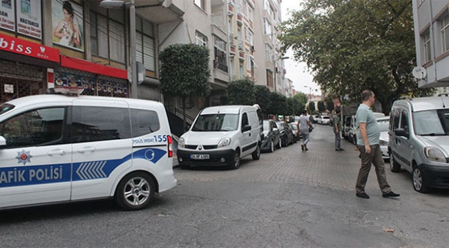 Sokak üzerindeki 10 aracın lastiğini kestiler