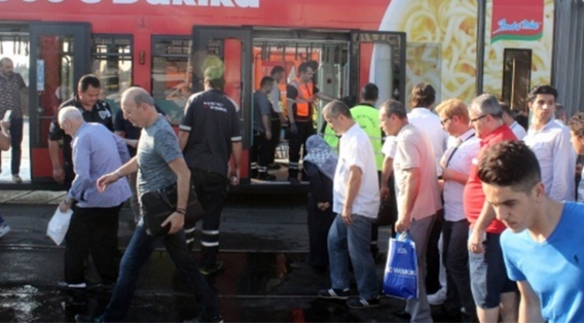 Su tankeri tramvaya çarptı