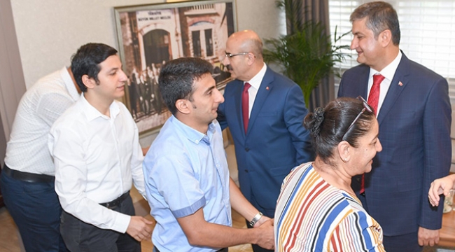 Vali Demirtaş valilik  personeliyle bayramlaştı