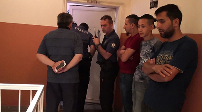 Yalnız yaşayan babalarını evde ölü buldular