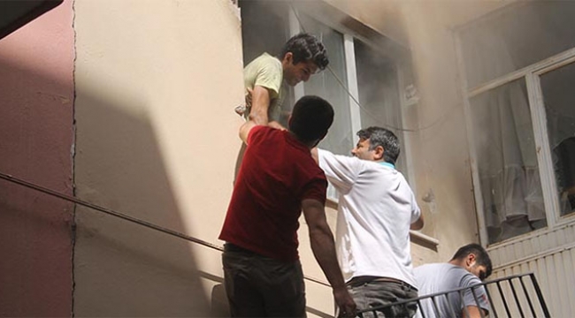 Yangında mahsur kalan öğrenciyi mahalle esnafı kurtardı