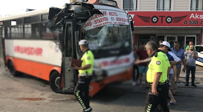 Yolcu taşıyan otobüs servis otobüsüne çartpı