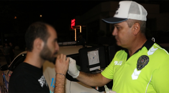 Adana polisi sürücülere uyuşturucu testi yaptı
