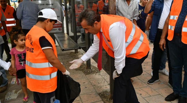 Başkan Çetin çöp topladı