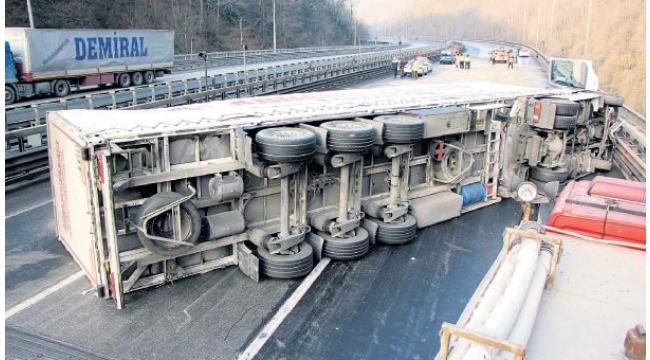 Devrilen TIR trafiği tıkadı