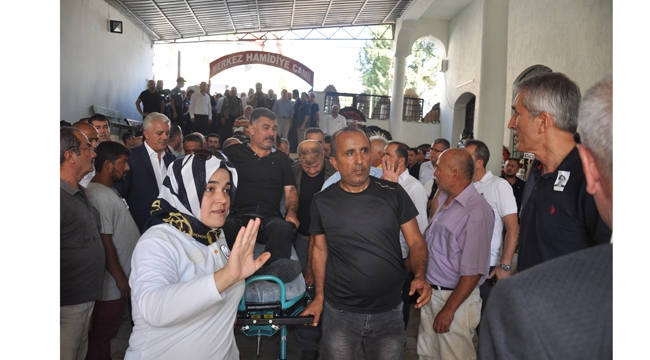 Emniyet Müdürü eşini son yolculuğuna sedye üzerinde uğurladı