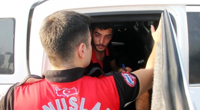 Hamile kadın kendini otomobilden attı